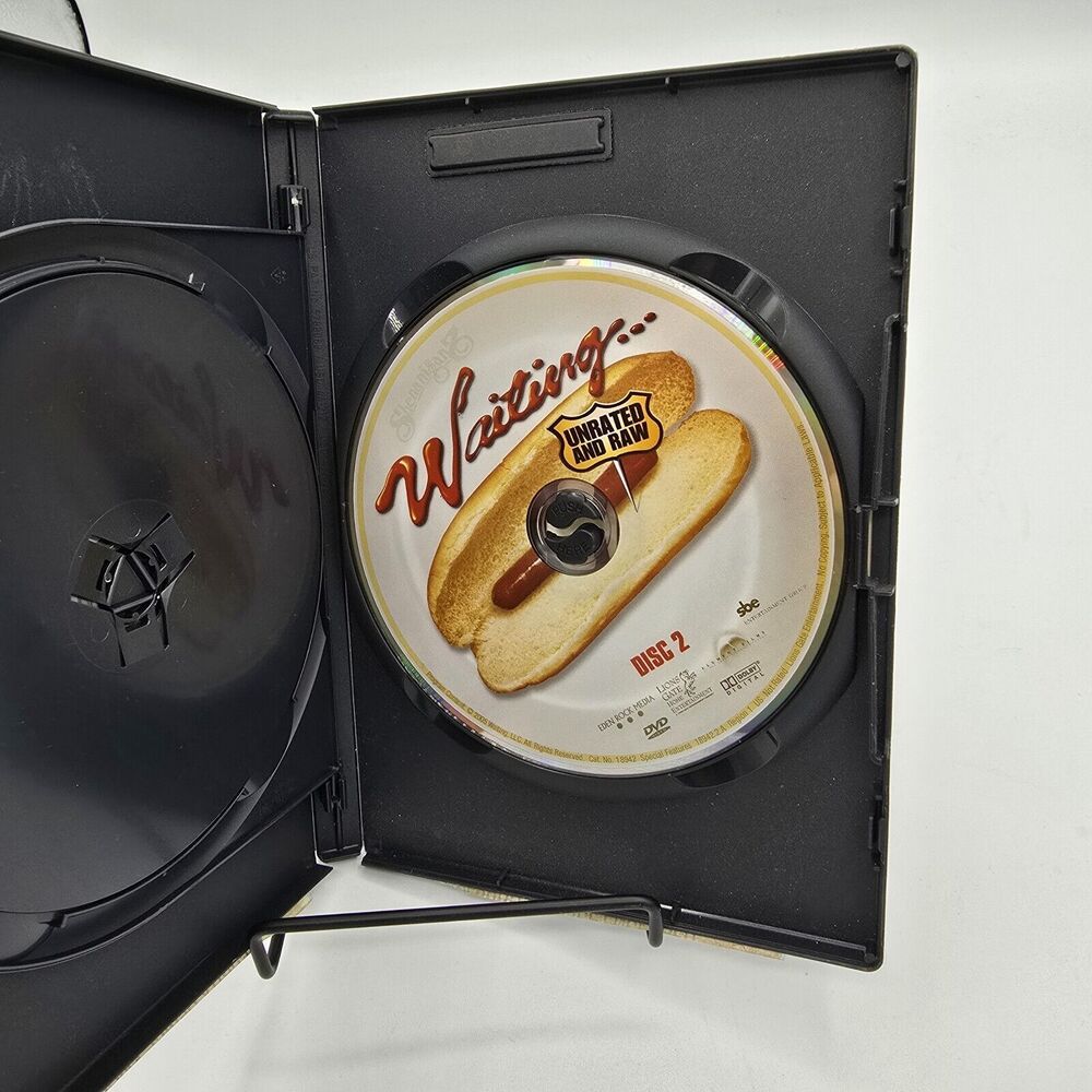 Waiting... (Two-Disc Widescreen Edition) - Picture 5 of 6